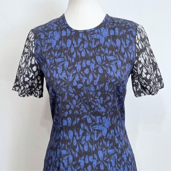 YIGAL AZROUEL BLACK BLUE WHITE ABSTRACT PATTERN SHORT SLEEVE SHEATH MIDI DRESS - Picture 5 of 12